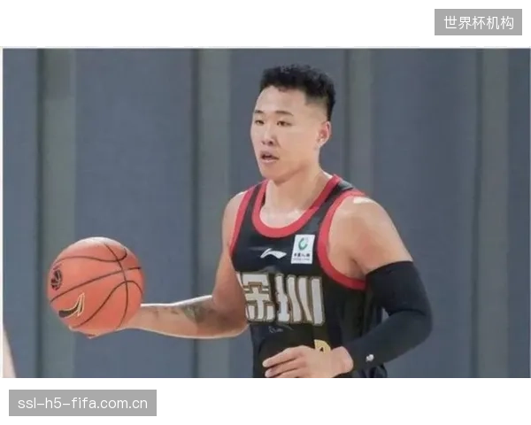 贺希宁的个人强攻吸引防守,客观上为深圳队队友创造了更多空位机会。 贺希宁的个人强攻吸引防守,客观上为深圳队队友创造了更多空位机会。
